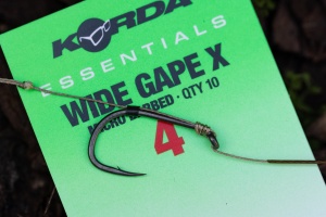 Carlige Korda Essentials Wide Gape X Barbed 10 buc din sarma forjata X-Strong cu varf beaked point si spin.