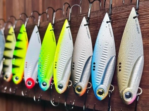 Cicadă Spinmad Spicy Blade King 7.2cm 24g – detaliu sistem de reglaj cu 3 puncte și ancore VMC.