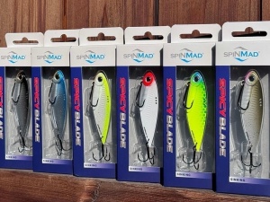 Cicadă Spinmad Spicy Blade King 7.2cm 24g – detaliu sistem de reglaj cu 3 puncte și ancore VMC.