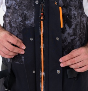 Costum tehnic de iarnă Graff WARMGUARD Winter Set 219-O-B-4 Black, jachetă și pantalon de culoare neagră, echipat cu membrană BRATEX de 25.000mm, izolație SUBZERO, finisaj hidrofob DRY CARE și fermoare etanșe YKK AquaGuard.