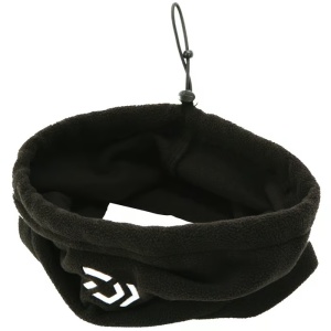 Costum fleece termic Daiwa Sleepskin Black And Red cu umeri căptușiți și încălzitor pentru gât.