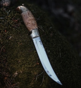 Cuțit de vânătoare Full Tang cu lamă din oțel triplu laminat H3LS Helle Dyre Vaa Light Curly Birch cu gardă din alamă masivă.
