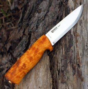 Cutit Helle Eggen cu lama inox triplu laminata de 101mm si maner din mesteacan cret, livrat cu teaca din piele naturala