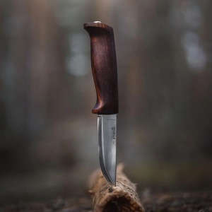 Cutit Helle Gro cu lama Sandvik 12C27 de 93mm si profil scandi, maner din mesteacan vopsit si teaca din piele naturala.