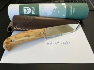 Cutit Helle Nord full tang cu lama Sandvik 14C28N de 147mm si maner din mesteacan buclat, livrat cu teaca din piele naturala.