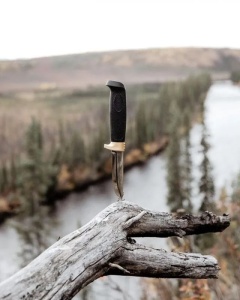 Cutit Marttiini Condor Drop Point cu lama inox de 90mm si maner Zytel negru, livrat cu teaca din piele, fabricat in Finlanda.