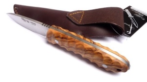 Cuțit de vânătoare Miguel Nieto Viking cu lamă de 10.5cm din oțel 440C, construcție Full Tang și mâner ergonomic din lemn de măslin.