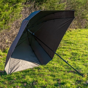 Umbrelă Pătrată Daiwa Square Umbrella 250cm – Detaliu structură flexibilă din fibră de sticlă, material 210D Nylon impermeabil și inele D pentru ancorare sigură pe mal.