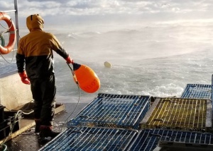 Geamandură gonflabilă hidrodinamică Polyform seria HL2 de culoare roșie, cu formă cilindrică tip glonț și nervuri longitudinale, fabricată în Norvegia din Marine Grade Vinyl, echipată cu supapă etanșă V10 și ochi de prindere ranforsat de 22mm.