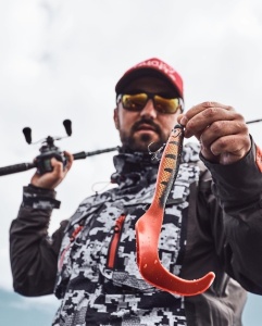 Grub Lucky John Kubira Fire Tail 23cm – nalucă mare cu coadă vibratilă și corp suplu, ideală pentru știucă și șalău, fabricată din material rezistent