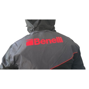 Jachetă impermeabilă de ploaie Benelli Black Rain negru cu glugă integrată și fermoare etanșe.