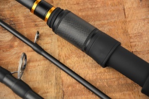 Lansetă Benzar Concourse Method Feeder Limited Edition 4.20m, blank Toray Japan T46, inele Sea Guide optimizate și greutate ultra-redusă, creată pentru pescuit method feeder de elită și control absolut în dril.