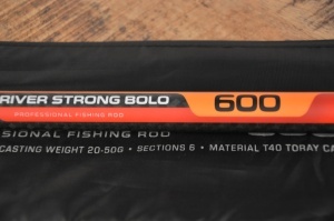 Lansetă Benzar River Strong Bolo 6m 20–50g din carbon Toray 40T, cu acțiune rapidă și rezervă mare de putere, concepută pentru pescuit pe râuri cu debit rapid și control sigur în dril.