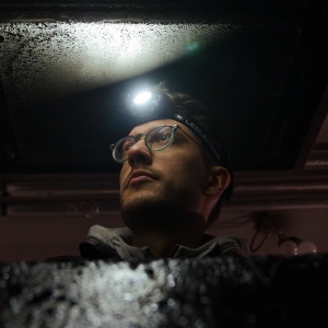 Lanternă frontală Ledlenser HF7R Black 1200 lumeni cu senzori Adaptive Light Beam, carcasă din aluminiu și protecție IP67.