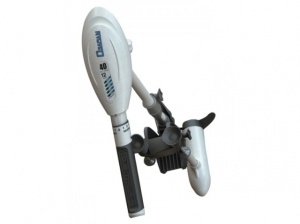 Motor electric Haswing Osapian 40 lbs – vedere laterală, manetă telescopică și montaj pe oglinda bărcii