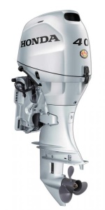 Motor outboard Honda BF40DK4 SRTZ 40 CP cu cizmă scurtă 416 mm, comandă la distanță, Power Trim & Tilt și injecție PGM-FI, pentru bărci de pescuit și agrement.