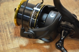 Mulineta Benzar Concourse Method Feeder 8500QD cu tambur long cast shallow si frana rapida Quick Drag pentru distante mari.
