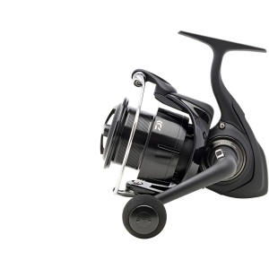 Mulineta Daiwa 24 TDR 4012QD AB evidențiind noul rotor Airdrive și manivela cu pliere rapidă.