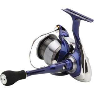 Mulineta Daiwa 24 Emcast BR LT cu sistem Bite’n’Run, rotor Airdrive, frână ATD și tambur LC-ABS, concepută pentru pescuit la crap și feeder.