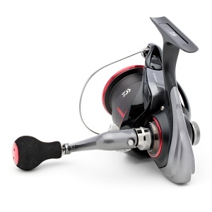 Mulineta Daiwa 25 TDM QD – corp aluminiu, rotor Airdrive DS5, sistem QD Quick Drag, tambur ABS Long Cast, 5 rulmenți și mâner One Touch Folding. Ideală pentru match și feeder.