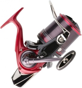Mulineta Daiwa Emblem 45 SCW QD Type R – surfcasting profesional, 3 tamburi, SCW și frână Quick Drag pentru lansări extreme.