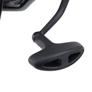 Mulinetă Formax Aries Long Cast 6500 – Vedere de profil evidențiind tamburul long cast din aluminiu, clipsurile metalice duble și manivela de forță pentru control total.