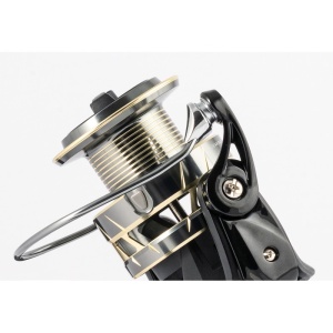 Mulinetă Trabucco Winch HD – Construcție solidă din grafit, tambur din aluminiu cu profil în V și manivelă de forță pentru tracțiune superioară.