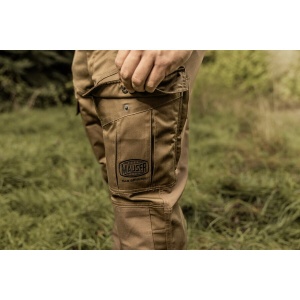 Pantaloni tehnici de vânătoare Mauser Stalker Pants Tobacco cu panou dorsal elastic și întărituri antiuzură