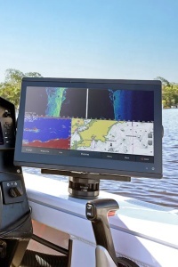 Platformă Suport Sonar Rotativ Railblaza HEXX – Sistem ultra-robust cu două axe de reglare, capabil să susțină sonare de până la 5kg, dotat cu bază HEXX detașabilă.