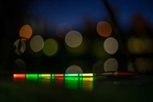 Plută culisantă cu LED iBite Cigar Neon Green, corp waggler din balsa, antenă multicoloră pentru vizibilitate maximă și alimentare cu baterie CR425 – ideală pentru pescuit nocturn