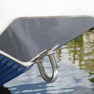 Protecție de provă din inox medie Gator Guards BowShield 19.05 x 22.86 cm, din inox 316 cu finisaj oglindă și adeziv poliuretanic, ideală pentru protejarea etravei împotriva ancorei și rolelor peridocului.