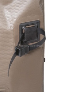 Rucsac Trabucco Seal Storm Roll Top Backpack 25L – rucsac impermeabil cu închidere ermetică, ideal pentru pescuit spinning, barcă, kayaking și activități outdoor în condiții extreme.