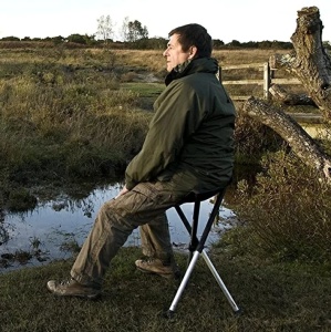 Scaun Trepied Walkstool Comfort – model suedez premium, picioare telescopice din aluminiu, șezut ergonomic din plasă, stabilitate și confort în teren