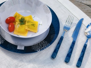 Set de 24 de tacâmuri antialunecare din inox Living de la Marine Business pentru 6 persoane, realizate din oțel inoxidabil AISI 18/0 cu mânere ergonomice din ABS și inel antiderapant.