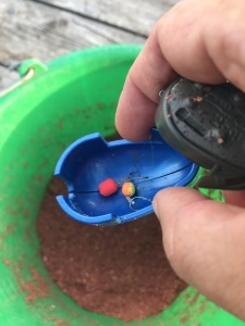 Set Method Feeder + Matriță Cralusso Double Chance 2+1 buc, conceput pentru pescuit cu două momeli diferite, nădire eficientă și lansări precise.