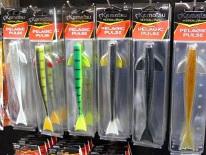 Shad Kamatsu Shadow Pelagic Pulse 20cm – nălucă pelagică ultra-realistică cu coadă tip „sirena”, aripioare laterale pronunțate și acțiune subtilă pentru răpitori mari.