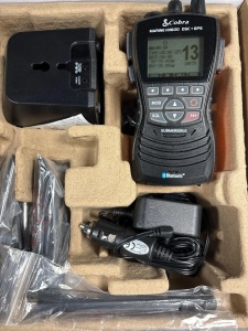 Statie VHF portabila Cobra Marine MR HH600 GPS BT EU 6W cu DSC Clasa D Bluetooth si corp plutitor IPX8