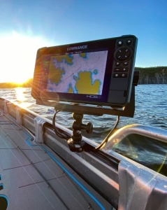 Suport Sonar Rotativ Reglabil Railblaza R-Lock R – Sistem articulat profesional pe 3 axe, ideal pentru ecrane de până la 1.5kg, dotat cu articulații blocabile R-Lock.