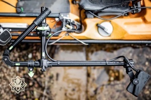Suport Sondă Sonar Railblaza HEXX Live Pole 30 – Sistem articulat profesional pentru sonde de scanare live, dotat cu indicator de direcție și rotație completă la 360°.