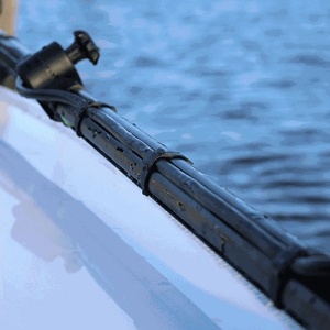 Suport Sondă Sonar Railblaza HEXX Live Pole 60 – Sistem profesional extins (1.55m) pentru scanare live, dotat cu mâner ergonomic și rotație 360°, ideal pentru bărci cu motor.