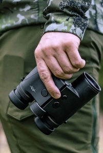 Binoclu Blaser Rangefinder 10x42 – telemetru laser până la 2.950 m, senzori integrați, optică premium și aplicație balistică pentru vânătoare la distanță