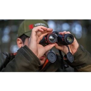 Binoclu multispectral Hikmicro Habrok 4K HE25LN cu cameră termică 256×192, vizual 4K UHD, zoom 5.5–22x60, LRF 1000m, IR 940nm și memorie 64GB – ideal pentru vânătoare în câmp și pădure.