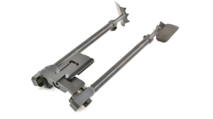 Bipod Sako TRG S5740495 M08 – suport tactic din oțel pentru Sako TRG 22/42, cu înălțime reglabilă 8–13 inch și centru de greutate coborât pentru stabilitate maximă.