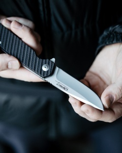 Briceag pliabil Marttiini MEF8 – Tehnologie pe rulmenți pentru deschidere rapidă, lamă de 85mm din oțel inox și mâner G-10 cu textură anti-alunecare