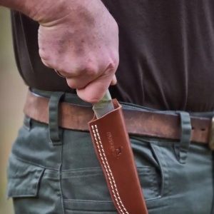 Cuțit vânătoare Parforce Damasc Rotmilan cu lamă stratificată și mâner ergonomic din lemn Swartzia – detaliu gardă protecție.