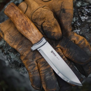 Cutit Helle GT 14C28N cu lama inox de 123mm si maner din mesteacan buclat, livrat cu teaca din piele naturala neagra.