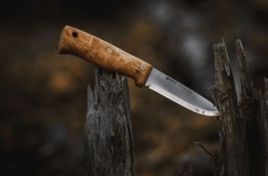 Cutit Helle Temagami 14C28N cu lama de 110mm si muchie 90° pentru amnar, maner din mesteacan buclat si teaca piele naturala.