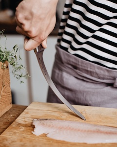 Cuțit Marttiini Kide Filleting – Lamă flexibilă de 210mm din oțel inox german forjat 1.4116, mâner ergonomic din Santoprene® și design de înaltă precizie fabricat în Finlanda.
