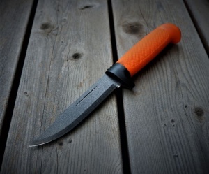 Cutit Marttiini Big Game Martef cu lama de 130mm si maner cauciucat, livrat cu teaca din piele, ideal pentru vanatoare si procesarea vanatului mare.