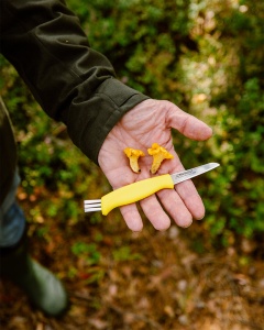 Cuțit Marttiini pentru ciuperci – Instrument specializat cu lamă curbată din oțel inox, mâner galben de înaltă vizibilitate cu perie de curățare și teacă din piele.